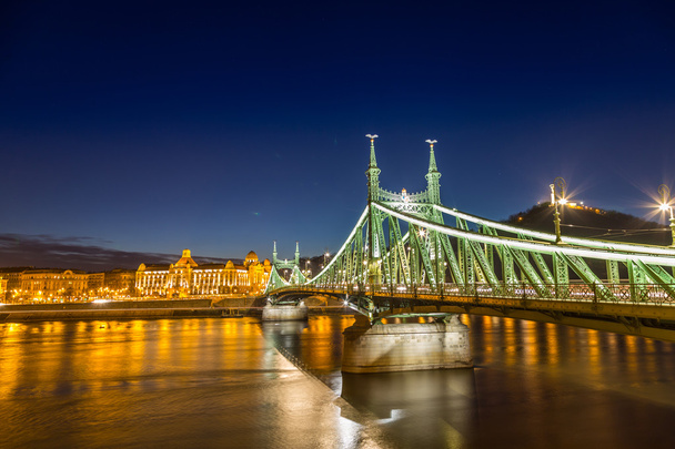 Πουκαμίσα σε αλυσίδα της γέφυρας στον Δούναβη με φώτα, Budapest city Hungary.Nightshot στην αλυσίδα της γέφυρας στον Δούναβη με φώτα, πόλη Βουδαπέστη Ουγγαρία. - Φωτογραφία, εικόνα