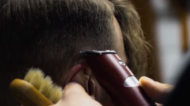 Holič střihy vlasy klienta s zpomalené zastřihovače zblízka - Záběry, video