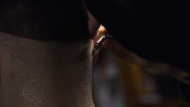 Peluquero afeita la nuca de los clientes con afeitadora recta cámara lenta de cerca
 - Metraje, vídeo