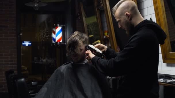 Barber cuts the hair of the client with clipper slow motion - Footage, Video