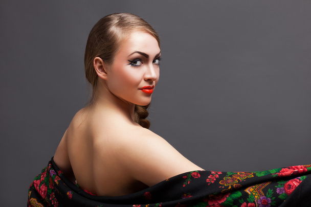 fiatal nő fejkendőt az orosz stílusú. - Fotó, kép