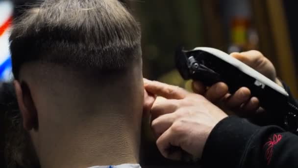 Peluquero corta el cabello del cliente con el clipper cámara lenta de cerca
 - Imágenes, Vídeo