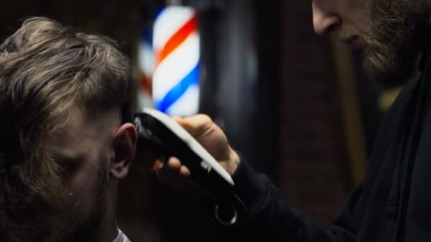 Barbiere taglia i capelli del cliente con clipper slow motion da vicino
 - Filmati, video