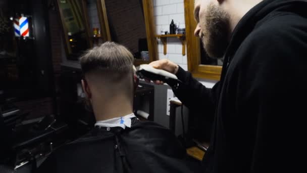 Peluquero corta el cabello del cliente con el clipper cámara lenta
 - Metraje, vídeo