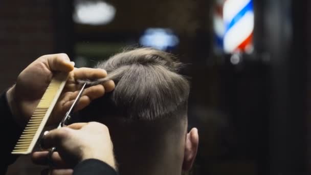 Peluquero corta el cabello del cliente con tijeras cámara lenta de cerca
 - Metraje, vídeo