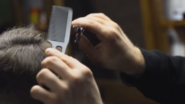 Peluquero corta el cabello del cliente con tijeras cámara lenta de cerca
 - Imágenes, Vídeo