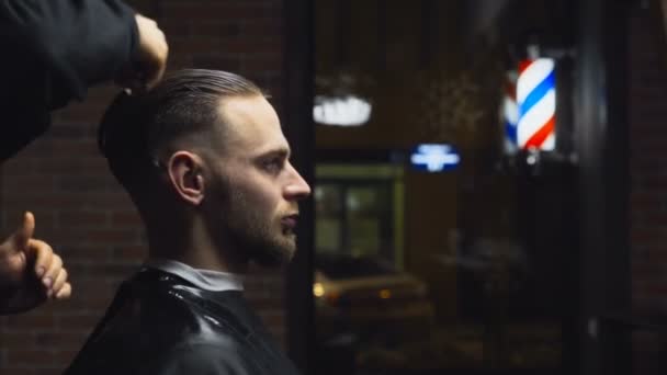 Fryzjer grzebienie do włosów klientów przed fryzura zwolnionym tempie - Materiał filmowy, wideo