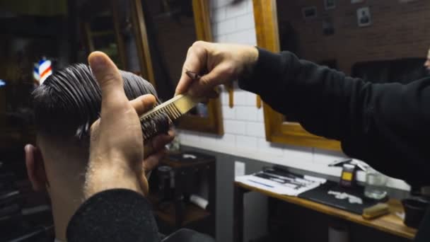 Kapper knipt de natte haren van de klant met een schaar slowmotion close-up - Video