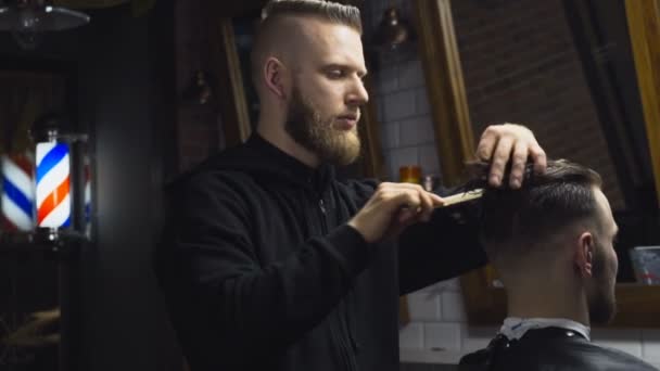 Парикмахер стрижет мокрые волосы клиента ножницами замедленной съемки
 - Кадры, видео