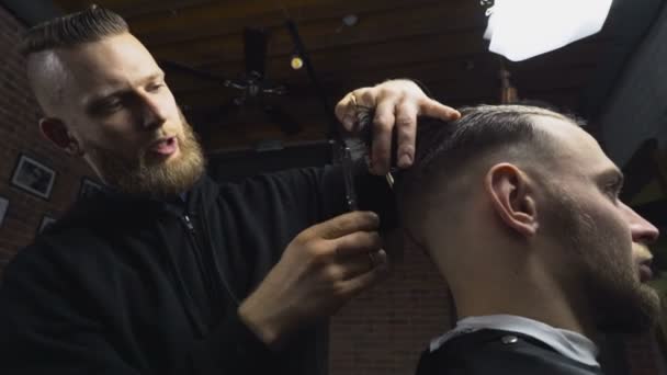 Barbeiro corta o cabelo molhado do cliente com tesoura câmera lenta
 - Filmagem, Vídeo