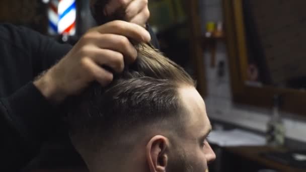 Peluquero peina el cabello de los clientes después de corte de pelo cámara lenta
 - Imágenes, Vídeo