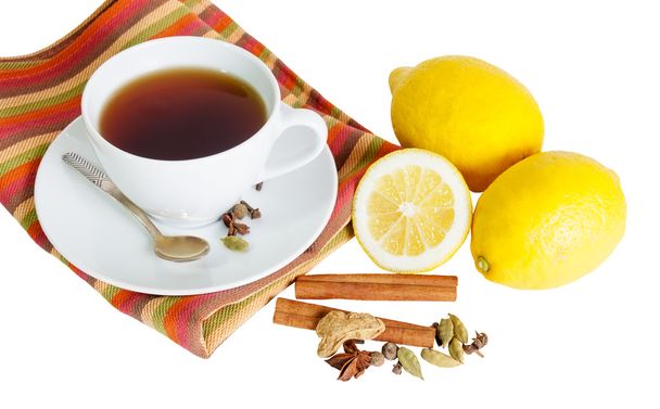 Μαύρο τσάι με λεμόνι και μπαχαρικά που απομονώνονται σε λευκό - Φωτογραφία, εικόνα
