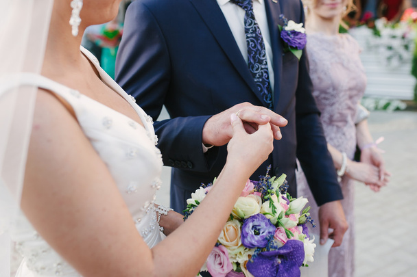 νύφη και γαμπρός αλλάζουν δαχτυλίδια - Φωτογραφία, εικόνα