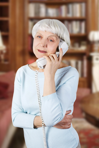 Boldog szép idős nő beszél a telefonon, anya, nagymama - Fotó, kép