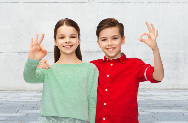 happy boy and girl showing ok hand sign - Foto, Bild