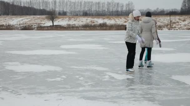 Οικογενειακή πάγου πατινάζ στην παγωμένη λίμνη - Πλάνα, βίντεο