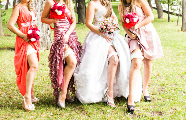 結婚式の花束とブライドメイドの行 - 写真・画像