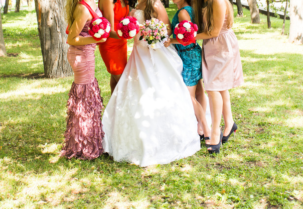 Rangée de demoiselles d'honneur avec bouquets lors de la cérémonie de mariage
 - Photo, image