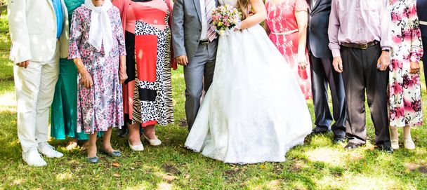 A menyasszony és a vőlegény és a vendégek - Fotó, kép