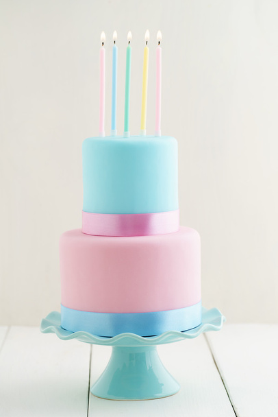 torta di compleanno con candele - Foto, immagini