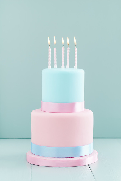 pastel de cumpleaños con velas - Foto, imagen