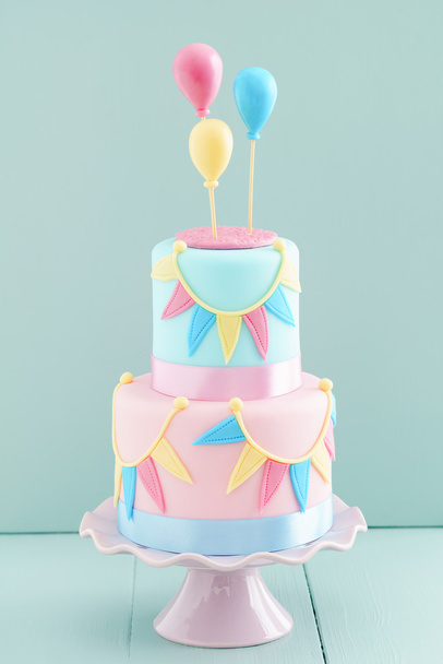 τούρτα γενεθλίων με μπαλόνια - Φωτογραφία, εικόνα