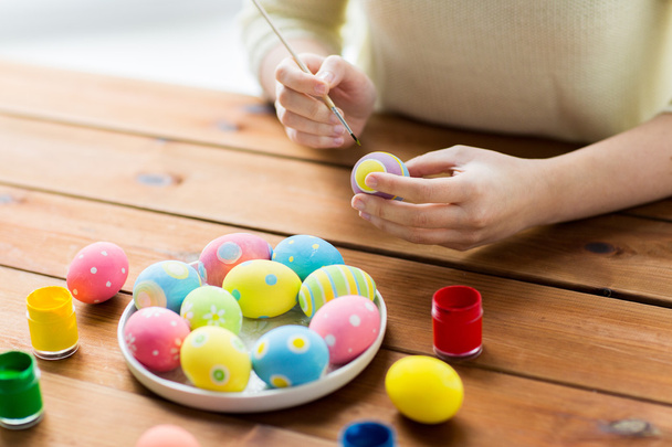 close up of woman hands coloring easter eggs - Foto, Imagem