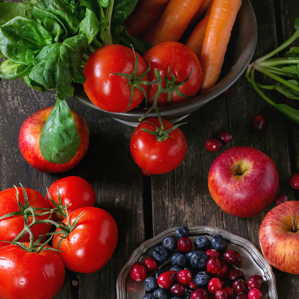 Gyümölcsök, zöldségek és bogyós gyümölcsök keveréke - Fotó, kép