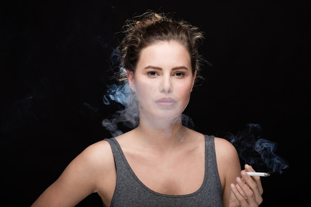 Frau raucht Konzept auf schwarz - Foto, Bild