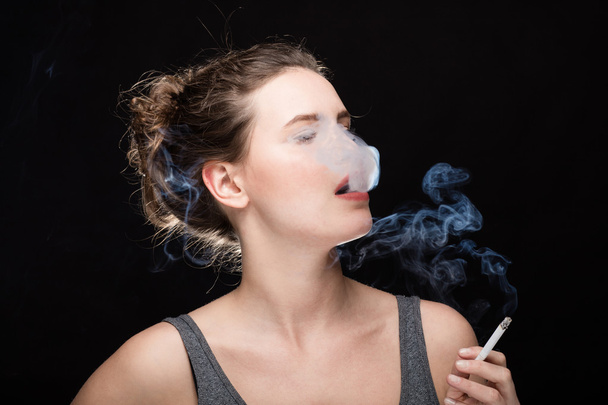 koncept žena kouření na černé - Fotografie, Obrázek