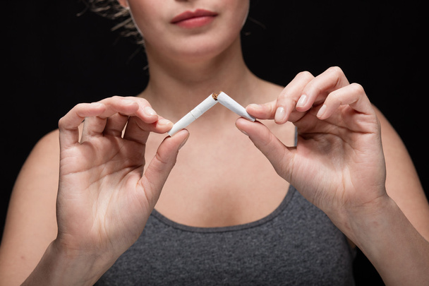 γυναίκα καπνίζοντες έννοια τη μαύρη - Φωτογραφία, εικόνα