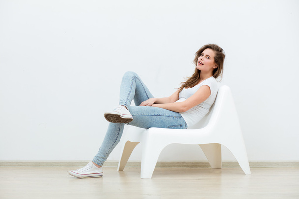 single woman sitting on white chair  - Foto, immagini