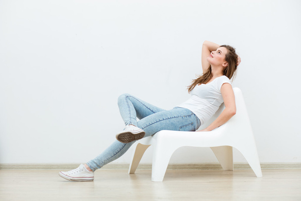 single woman sitting on white chair  - Foto, Imagem