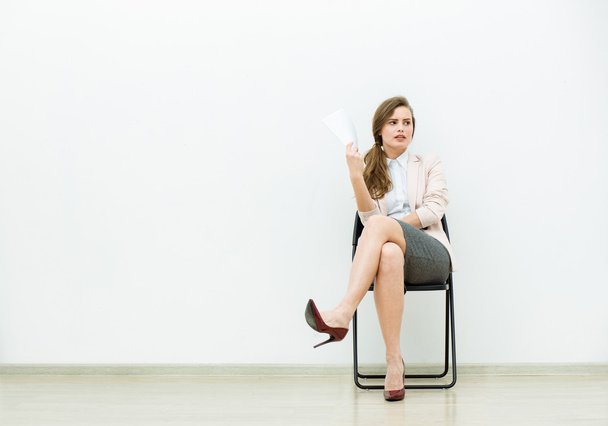 woman in office outfit waiting on a chair - Foto, immagini