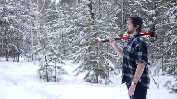Holzfäller steht mit seiner Axt im Wald, leichte Lecks umgeben ihn - Filmmaterial, Video