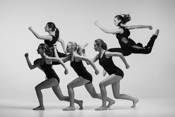 The group of modern ballet dancers - Foto, afbeelding