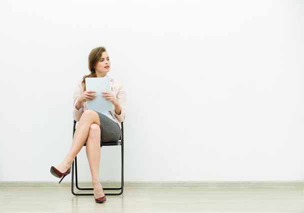 woman in office outfit waiting on a chair - 写真・画像