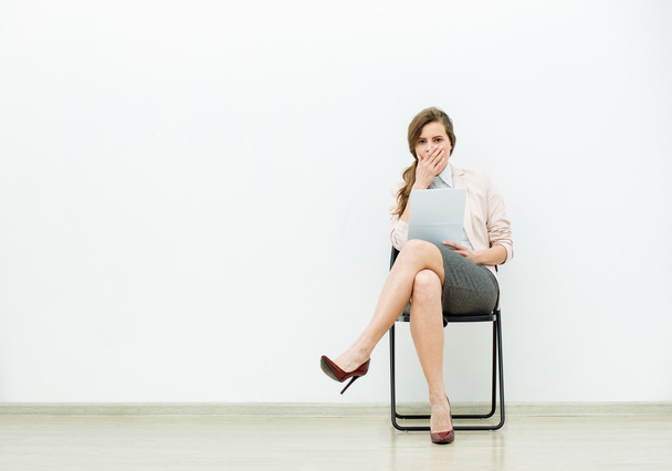 woman in office outfit waiting on a chair - Φωτογραφία, εικόνα