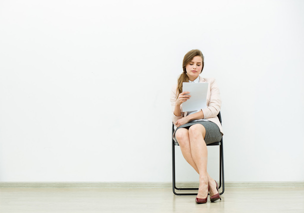 femme en tenue de bureau en attente sur une chaise
 - Photo, image