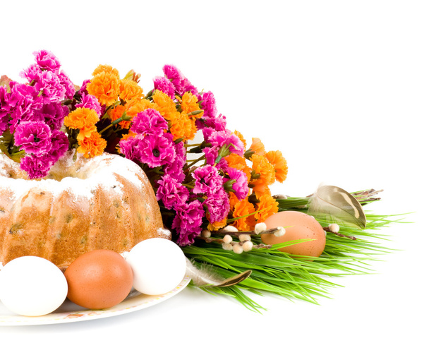 イースターエッグと春の花の伝統的なイースターケーキ - 写真・画像