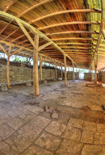 Rauniot antiikin linnoitus peitetty puinen katto
 - Valokuva, kuva