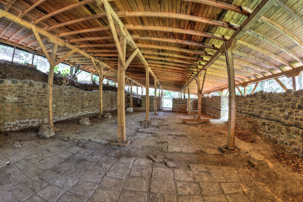 Rovine di un'antica fortezza coperta con tetto in legno
 - Foto, immagini