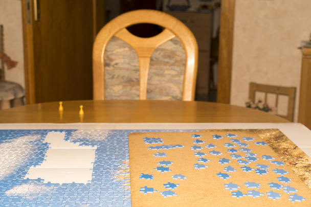 不完全なジグソー パズルとテーブル上の部分 - 写真・画像