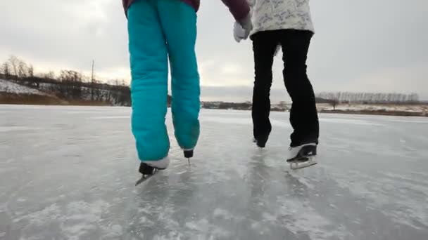 Családi korcsolyázás a befagyott tó - Felvétel, videó