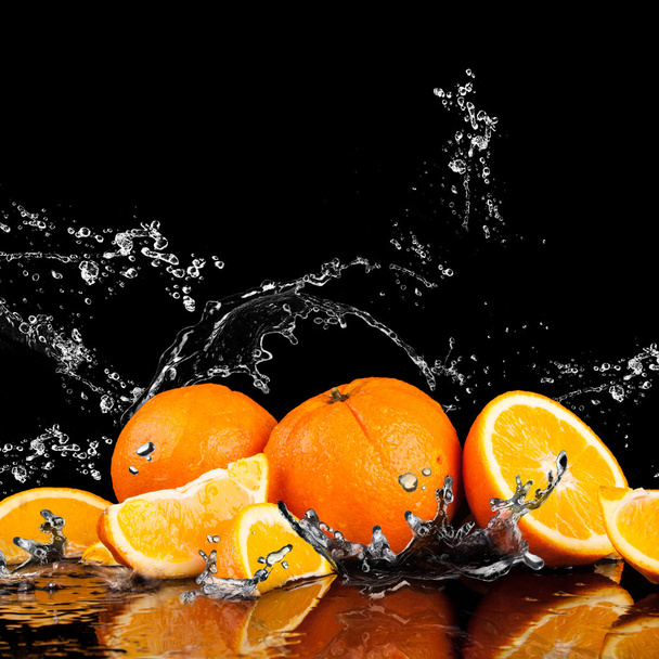 Orange fruits and Splashing water - Foto, immagini