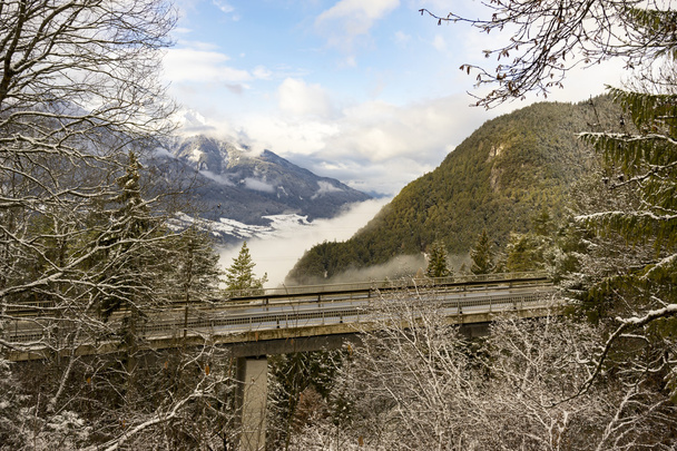 Viadukt keresztül alpesi táj - Fotó, kép