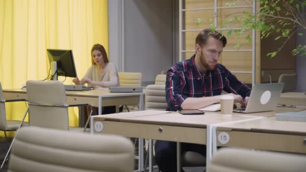Personas en el lugar de trabajo en una hermosa oficina amarillo-verde
 - Metraje, vídeo