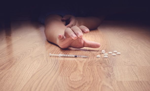 Υπερδοσολογία αρσενικό ναρκωτικών εξαρτημένος χέρι, σύριγγα ναρκωτικά φάρμακα - Φωτογραφία, εικόνα