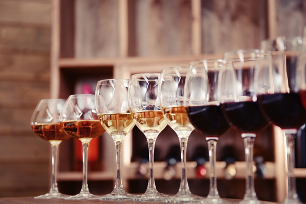 Many glasses of different wine - Foto, Bild