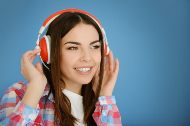 Frau mit Kopfhörer hört Musik - Foto, Bild